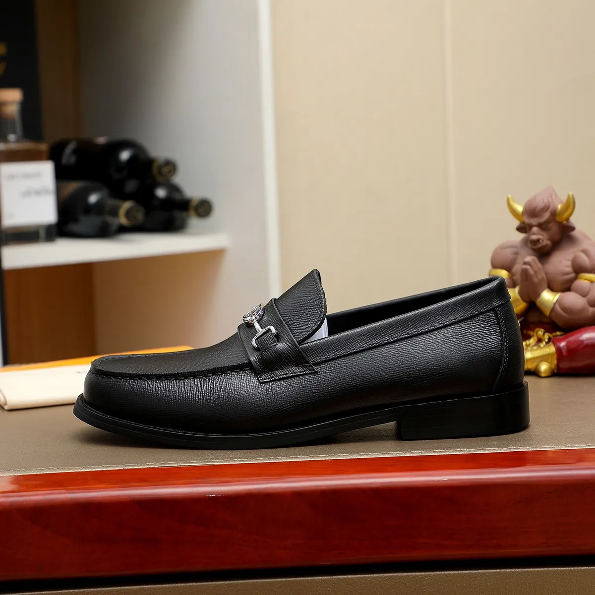Men's shoes 460 💰 Louis Vuitton LV ® 🆕 model 🔛 full shoe counter, first layer cowhide, 🐂leather lining casual shoes for men, super soft outsole, a must-have for driving. Synchronized with the counter, original first layer cowhide, completely 1:1 mold customization 🌹 top version, color optional! Number: 38-44 (45.46 customized)